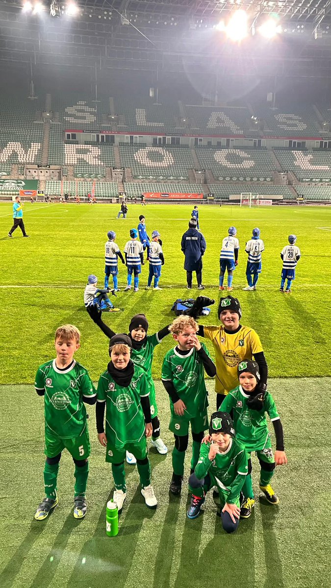 𝐀𝐤𝐚𝐝𝐞𝐦𝐢𝐚 𝐏𝐢ł𝐤𝐚𝐫𝐬𝐤𝐚 𝐕𝐢𝐜𝐭𝐨𝐫𝐢𝐚 𝗪𝐫𝐳𝐞ś𝐧𝐢𝐚  

Akademia Victorii Września ma liczną i wspaniałą młodzież która ciągle się rozwija w tym klubie i obecnie liczy razem około 𝟑𝟓𝟎 zawodników i zawodniczek to jest  naprawdę mega świetna frekwencja. 😍
Trzeba