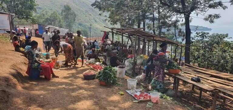 acprdcongo's tweet image. #RDC : le commerce a été présenté comme un moyen de survie pour les femmes du groupement de #Luhihi, au Sud-Kivu, dans l’Est de la République démocratique du Congo, dans un contexte de précarité accentué par la fermeture du site minier de #Lomera, selon une enquête publiée lundi.