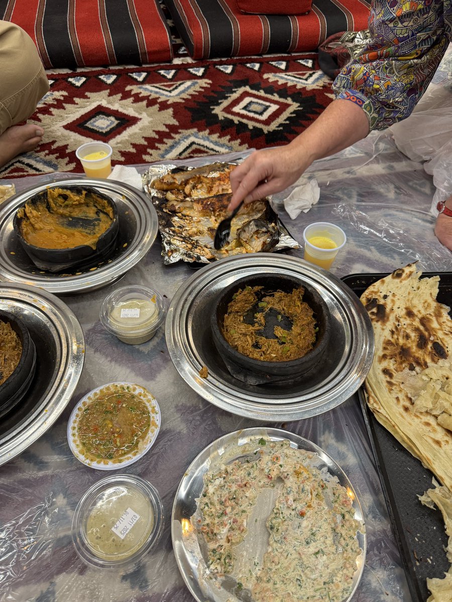 ودّيت أمي لمطعم يمني، وانبسطت كثير. قالت لي إنها الحين مستعدة تسافر لليمن… وأكلتها المفضلة صارت السَّلتة.😂