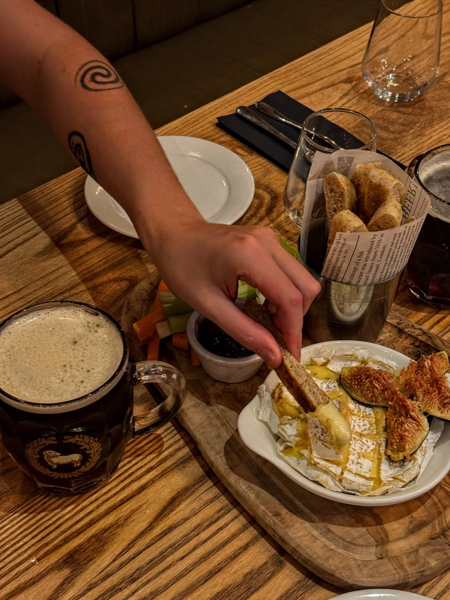 Guess who's back....

2 crowd favourites that make the ideal cosy winter duo 🍁

Young’s Winter Warmer is back on our taps.And our Somerset Camembert with fig, crudités, flatbread &amp; chutney makes a comeback for the perfect someone-you-love sharer.

<a href="/YoungsPubs/">Young's Pubs</a>