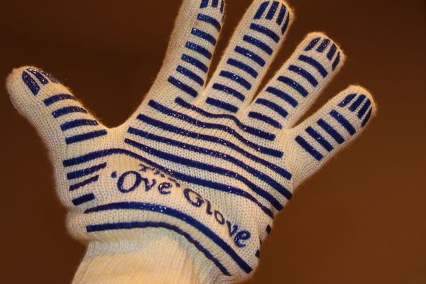BuyOvenGlove's tweet image. Upgrade your grilling game this weekend! The Ove Glove protects up to 540°F. Buy now and enjoy FREE shipping straight to your door. Grill on! #OveGlove #BBQHeroes #HeatProtection