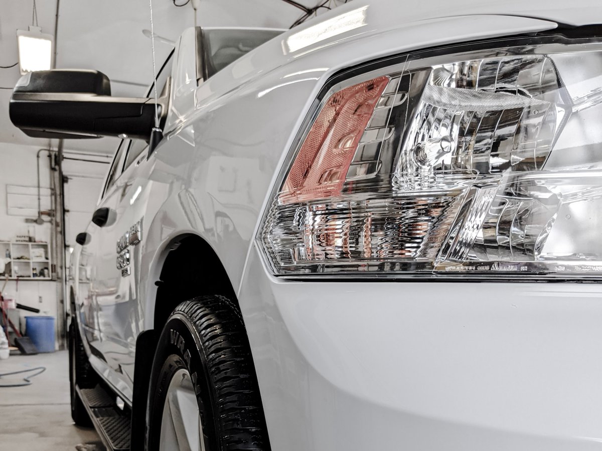 bubblescanada's tweet image. It&apos;s getting dark earlier! 💡 Clear visibility is vital. Keep your windows streak-free and your headlights clean for safer driving this fall. #SafetyFirst #FallDriving #CarCare