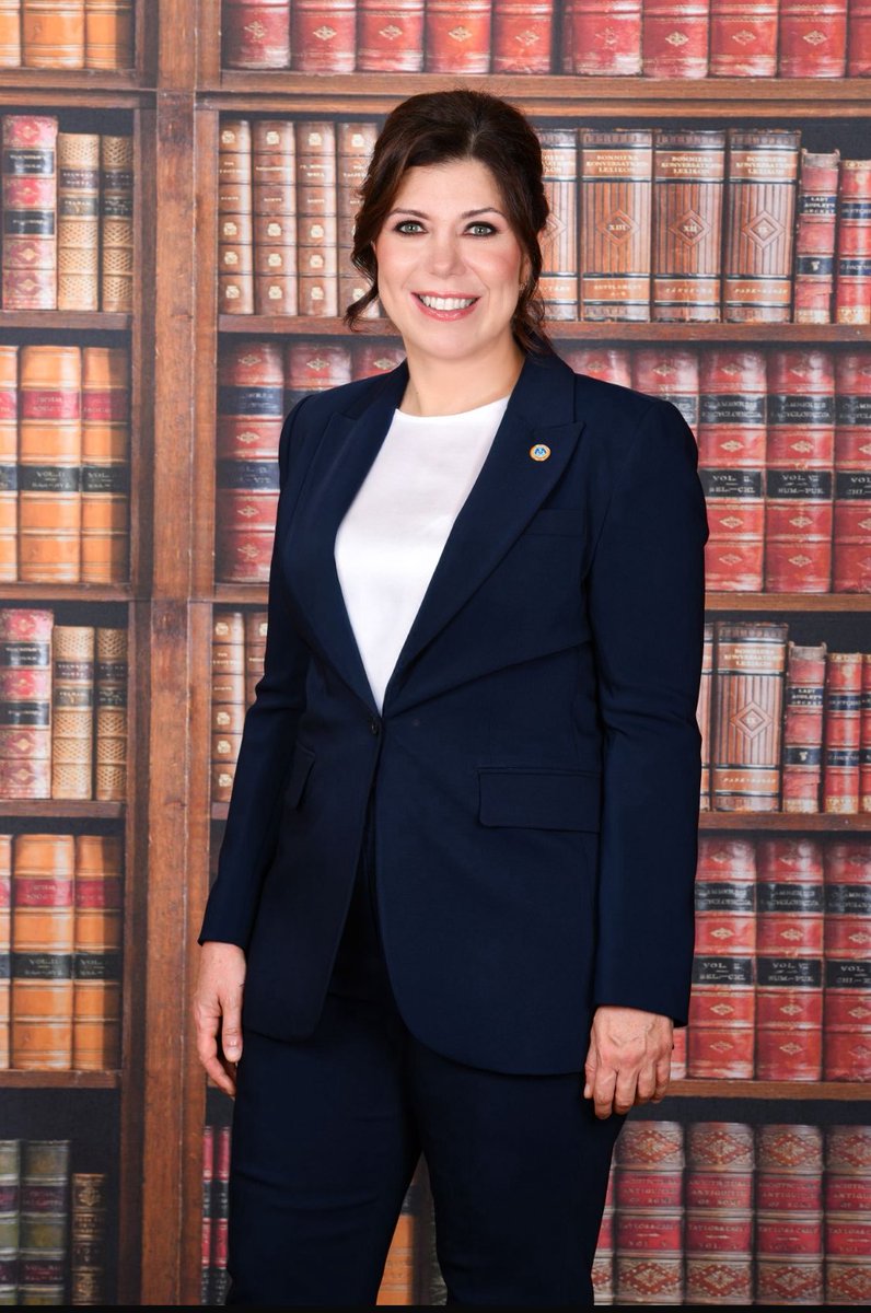 Bakıyorum, hepsi “biz Merkez Partiyiz” demeye başlamış.
Beyler hepinizin yüzü eskidi, zaman değişti.
Merkez Parti zaten var — biziz.
Aslı varken, kimse taklitlerimize itibar etmez. Artık yeni nesil bir kadın lider var! 
<a href="/Merkez_Parti/">Merkez Parti</a>