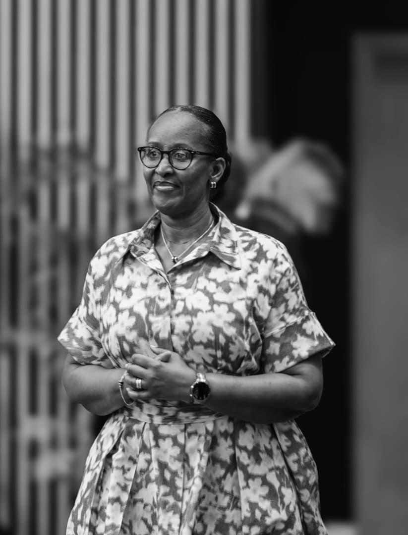 Madamu #JeannetteKagame yagaragaje ko gahunda ya ‘Ndi Umunyarwanda’ yagize uruhare rukomeye mu rugendo igihugu kirimo rwo kwiyubaka, ashimangira ko umuntu urangwa n’Ubunyarwanda, nta kimunanira.

Ubu butumwa bwa Madamu Jeannette Kagame bwashyizwe hanze na Unity Club