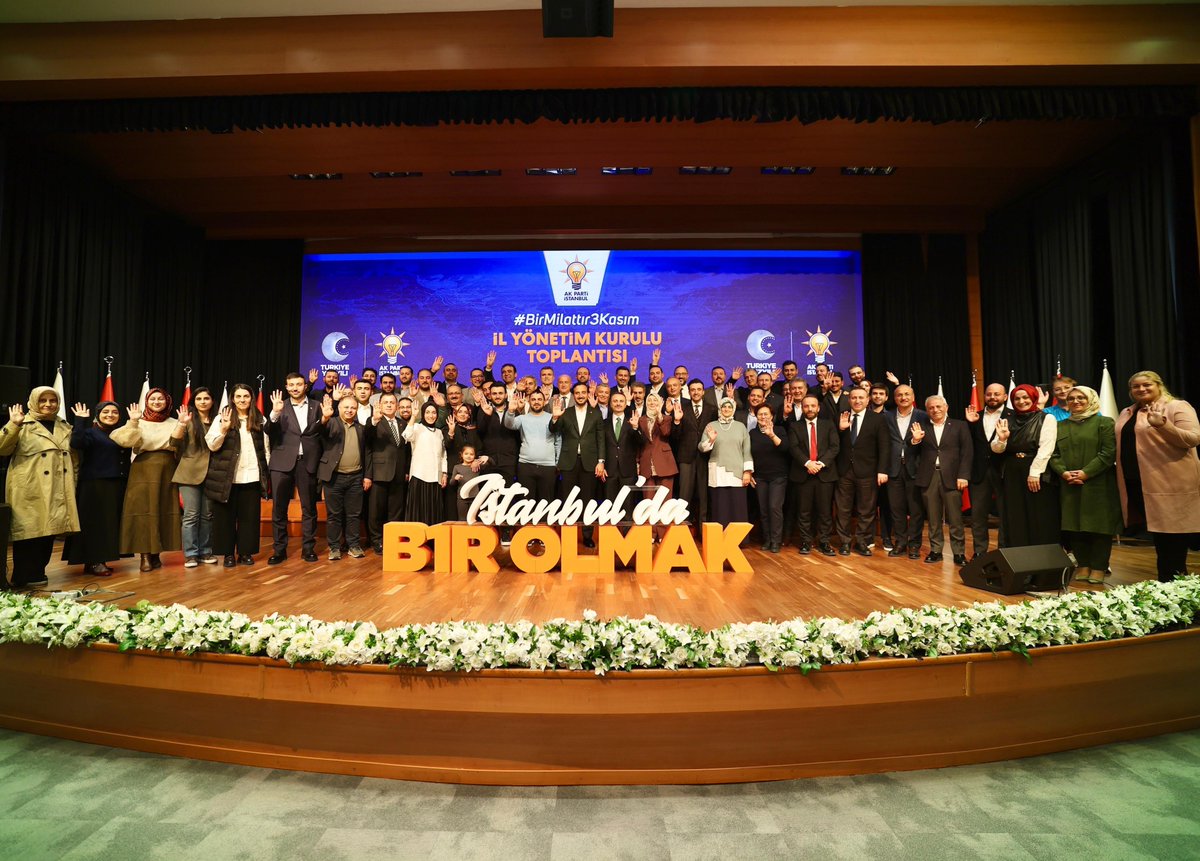 Haftalık yönetim kurulu toplantımızın gündeminde de 3 Kasım'da iktidara gelişimizin 23. yılı vardı.
Milletimizin iradesiyle 2002’de başlayan yürüyüşle; güçlü, kararlı ve özgür Türkiye vizyonu hayata geçirildi.
Türkiye Yüzyılını da bu şuurla ve milletimizle hep birlikte inşa