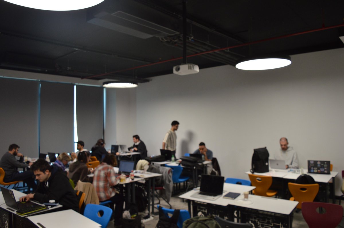 Yorucu ve uykusuz ama bir o kadar da eğlenceli geçen "OSTİMTECH Software Club x Rise In Stellar Hackathon"’dan bazı kareler.