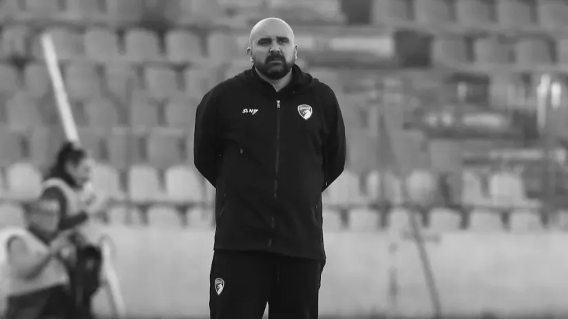 Rest in peace Mladen Žižović. What a tragedy. Only 44 years old, leaving behind three kids.

He collapsed during a football match as the coach of Radnički Kragujevac. It was only his third match in charge.