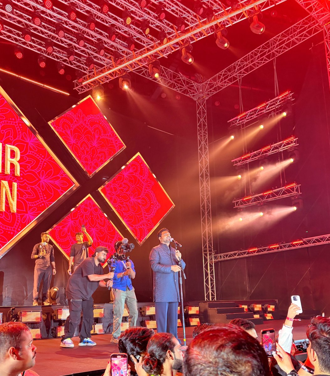 _saketanand's tweet image. Zakir bhai, Apne Kuntal se udhaar leke front row li—bas aapko paas se dekhna tha. Back seats ko jo pyaar dete ho, woh bhi cute hai; ek chhota sa glance idhar bhi mil jaaye toh phir Kuntal ke paise louta dunga. 🤗 @Zakirism #ZakirKhan