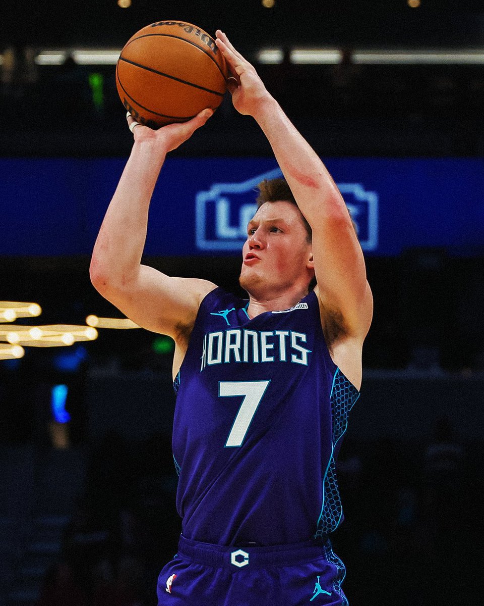 Kon Knueppel, 4° selección global del más reciente Draft, ha clavado 22 triples en sus primeros siete juegos de la campaña.

Es la mayor cantidad de triples anotados en ese lapso en TODA la historia de la NBA.

Tirador letal 🎯🎯