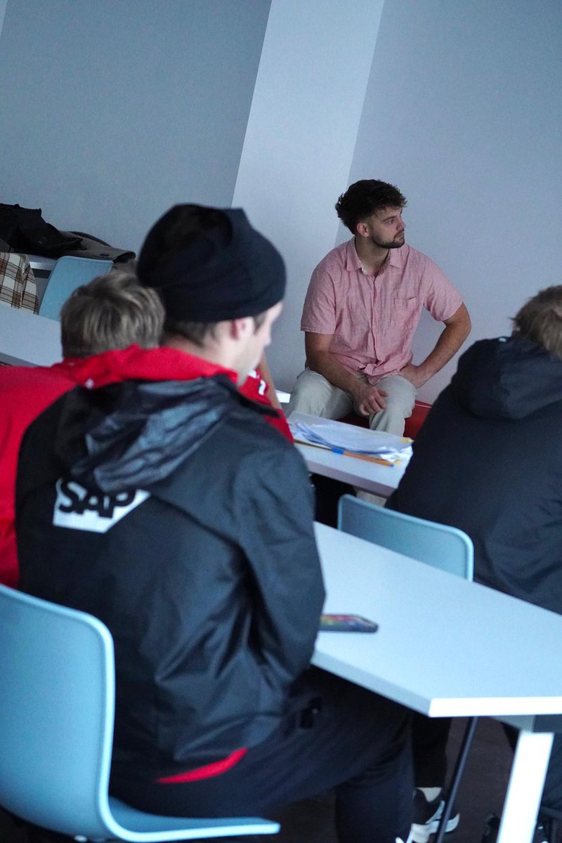1fccologne_itp's tweet image. Today’s session: German class with the International Talents, learning to communicate on and off the pitch. ❤️🤍
#1FCKöln #TalentProgram