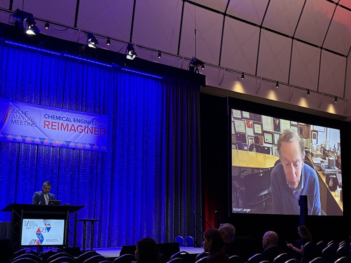 ChEnected's tweet image. Here at the #Langer Prize Presentation at #AIChEAnnual, 2025 recipient Dr. Mark Blenner of @UDelaware is telling us about his fascinating work on #microplastics recovery and upcycling. Congratulations, Dr. Blenner! 🌟  #AIChEFoundation