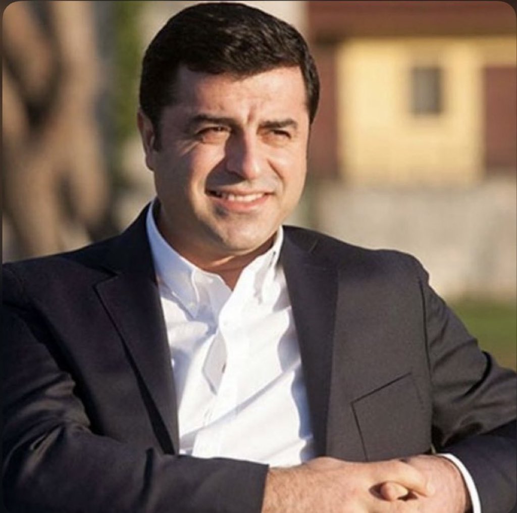 AİHM, Selahattin Demirtaş hakkında verdiği ihlal kararını, Türkiye Cumhuriyeti Devleti’nin 8 Ekim 2025 tarihli itirazını reddederek kesinleştirdi.

Bu karar, tutuklamanın cezalandırma aracına dönüştürülemeyeceği, siyasal temsilin yargısal müdahaleyle sınırlandırılamayacağı ve