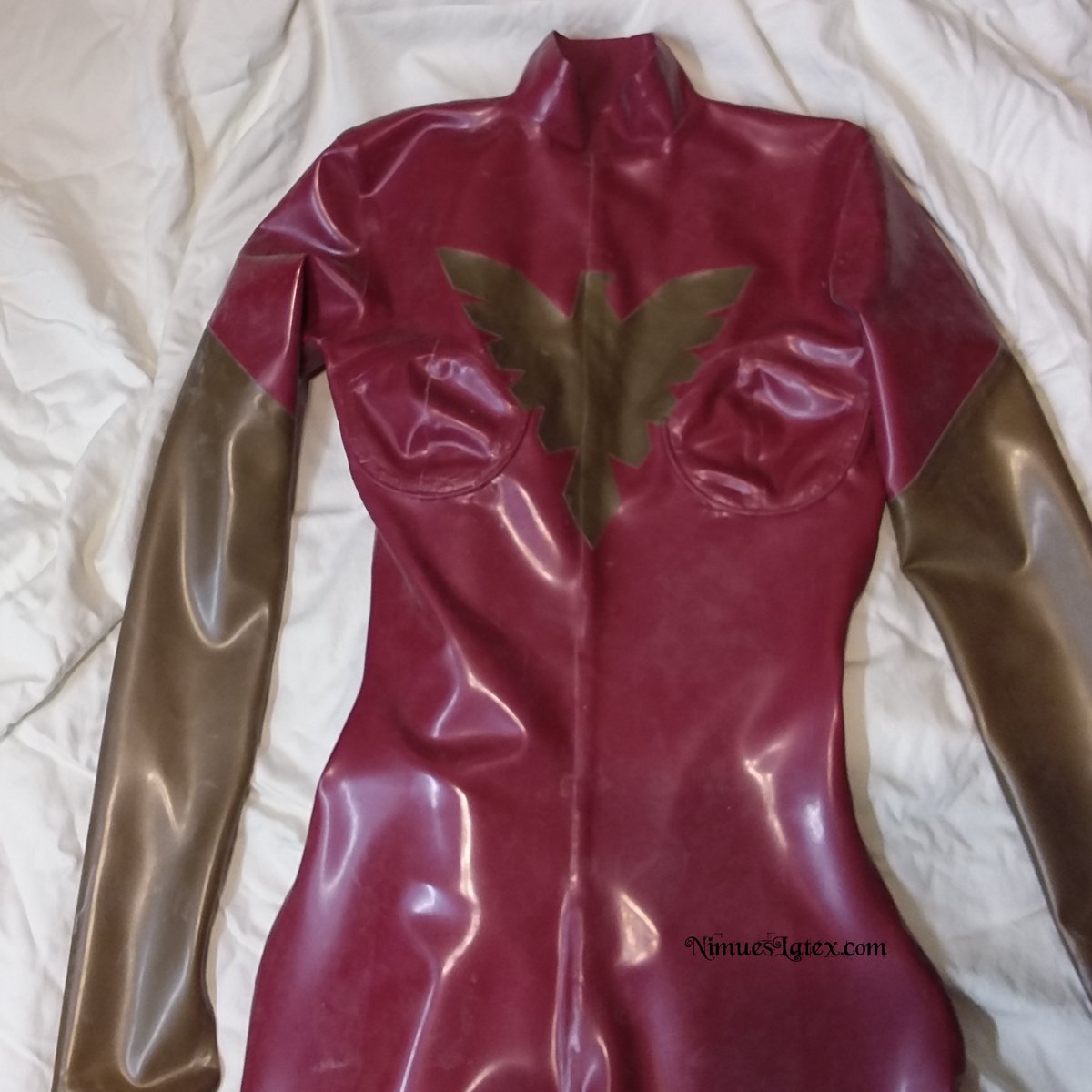This custom Dark Phoenix catsuit has built-in breast cups and gloves.  Looking for a custom latex creation?  I can help!  NimuesLatex.com

#latexfashion #cosplay