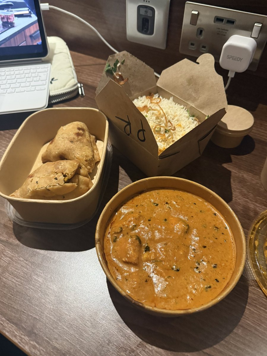 foodbbby's tweet photo. indian takeaway for dinner 😛 https://t.co/TCgtxxFOiX