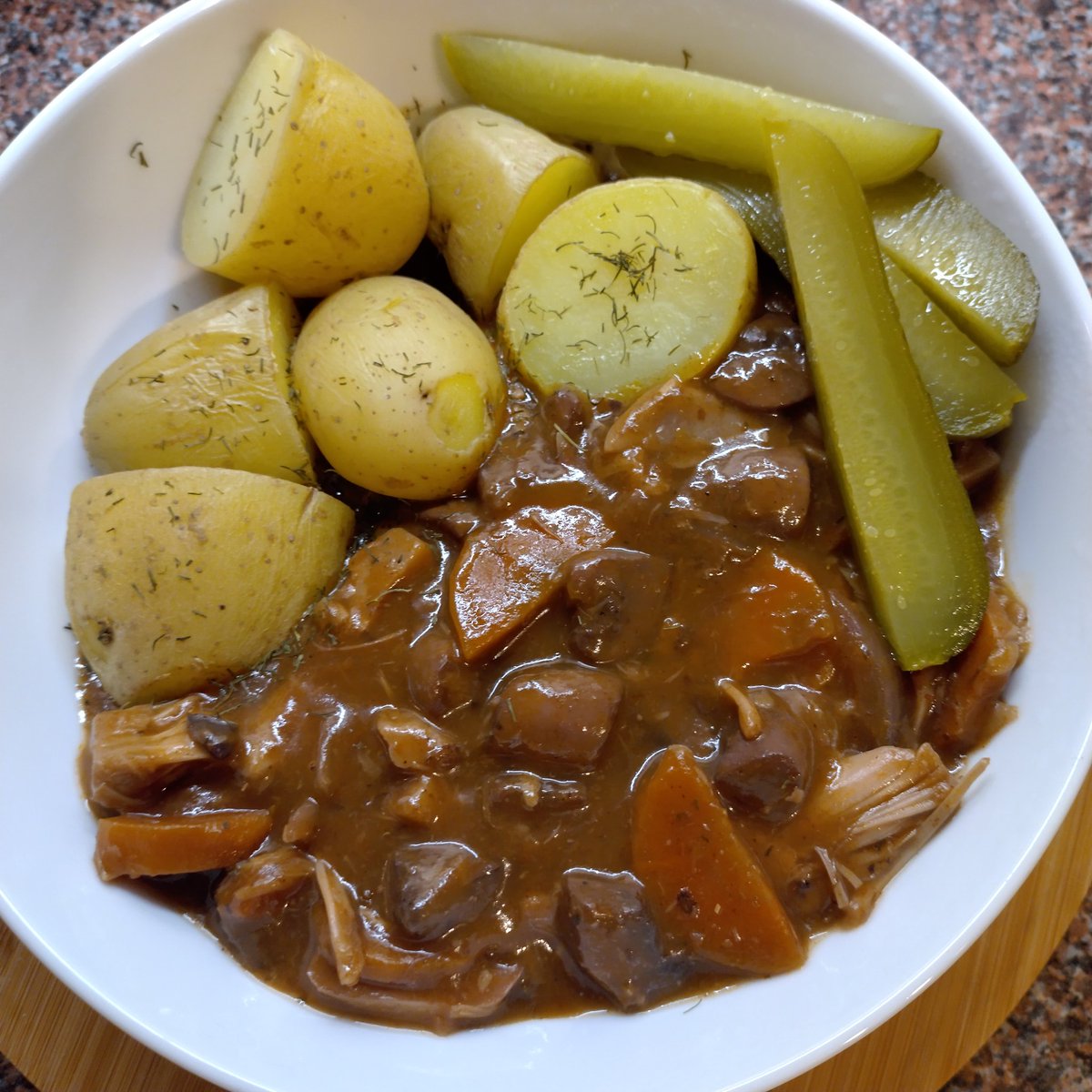 AnulasKitchen's tweet image. How I'm thankful to yesterday's me for making this dinner for today😅 All I had to do is cook the spuds (which I did quickly in microwave!). Melt in your mouth #vegan jackfruit bourguignon🌱 with steamed potatoes &amp;amp; gherkins to give little sour kick👌🏻 What's for dinner at yours?