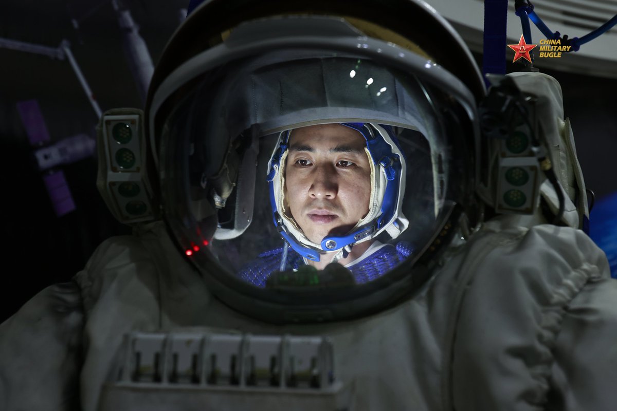 ChinaMilBugle's tweet image. Shenzhou-21: #China successfully launched Shenzhou-21 crewed spaceship on Oct. 31, sending three astronauts to its orbiting space station on a six-month mission. Check out what training these #astronauts have received for their journey.

#spacestation #spacecraft @CNSpaceStation