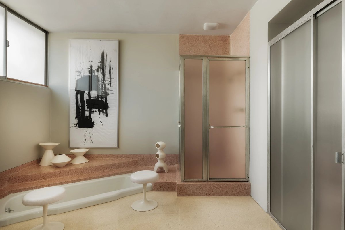 zoeloveshouses's tweet image. brazilian architect oscar niemeyer's only residental project in north america is for sale if anyone has $13M and wants to give it to me