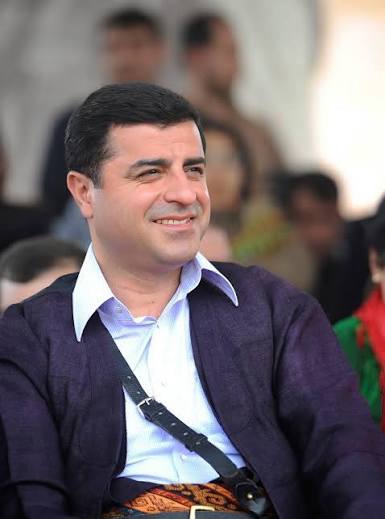 Avrupa İnsan Hakları Mahkemesi (AİHM), Kobani Davası kapsamında tutuklu bulunan eski HDP Eş Genel Başkanı Selahattin Demirtaş hakkında bugün bir karar daha verdi.
#Selehattindenirtaş