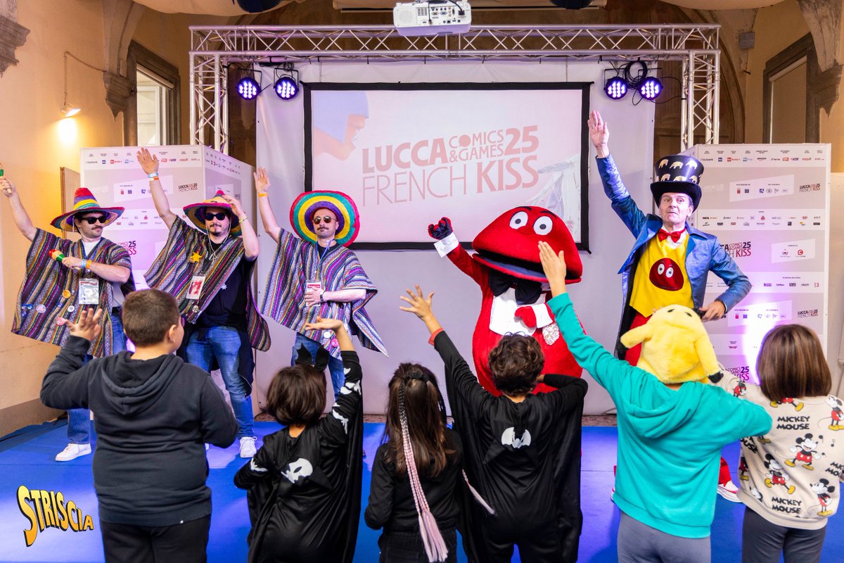Striscia's tweet photo. Spoiler: il Gabibbo a #LuccaComicsandGames si è sentito più famoso di un supereroe! 🦸‍♂️
Tra fan, cosplay, sorrisi e abbracci, la Gabibbo Family ha conquistato tutti ❤️
#Striscialanotizia #Gabibbo #ILoveLuccaComicsandGames #LuccaCG25 #LuccaComics #Kids #LuccaJunior #Lucca #gigrobot https://t.co/wskkwsWYiC