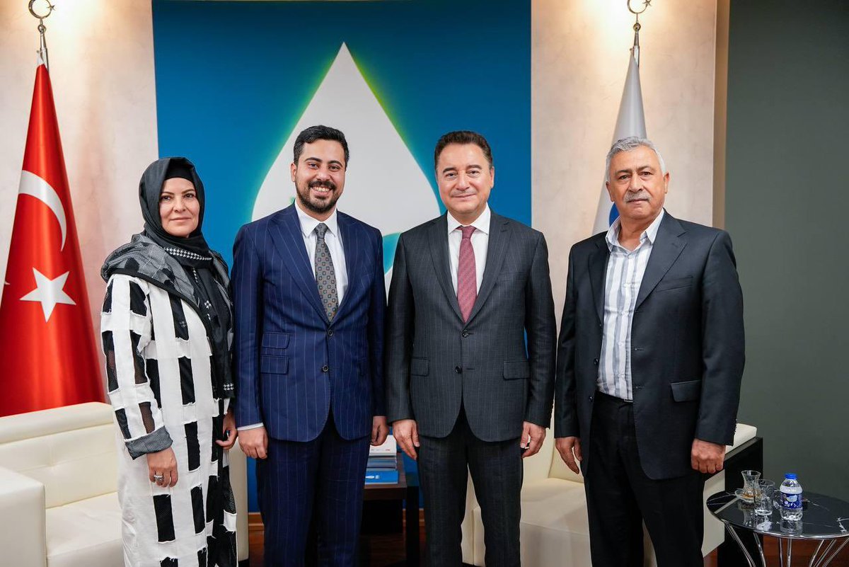 Bugün ailecek Deva Partisi Genel Başkanı Sayın Ali Babacanı ziyaret ettik, samimi ilgileri ve misafirperverlikleri için teşekkür ediyorum.
Ben de ekonomide çare belli diyenlerdenim ✋🏻😊