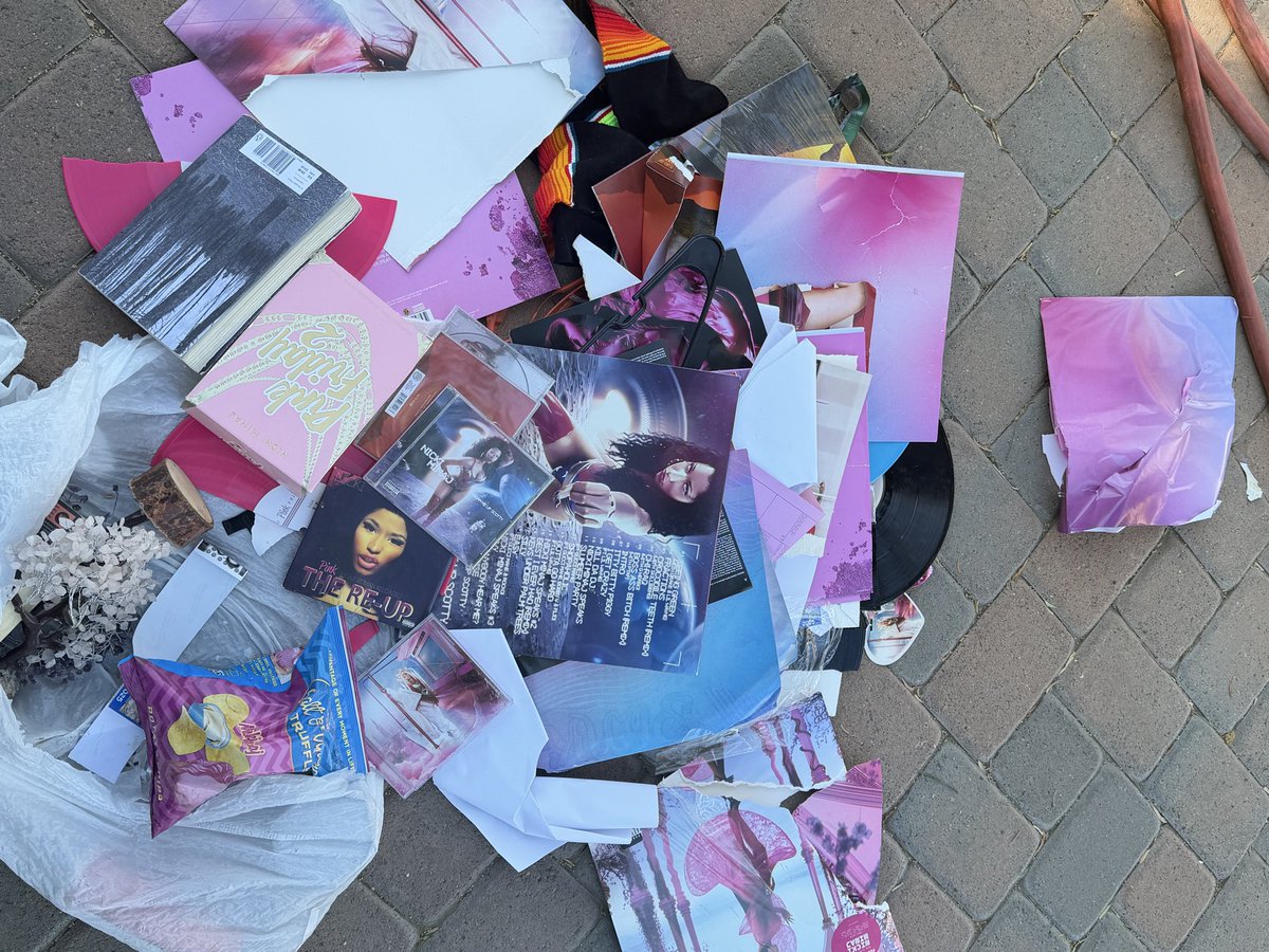 bxzzdxniell's tweet image. I feel such a heavy heart typing this. I’m not usually the type to bring my problems to social media, but as a barb, I was hoping for a space to vent. I’m not looking for sympathy. I just hope this brings awareness and reminds other Barbz that it’s okay to express ourselves.…