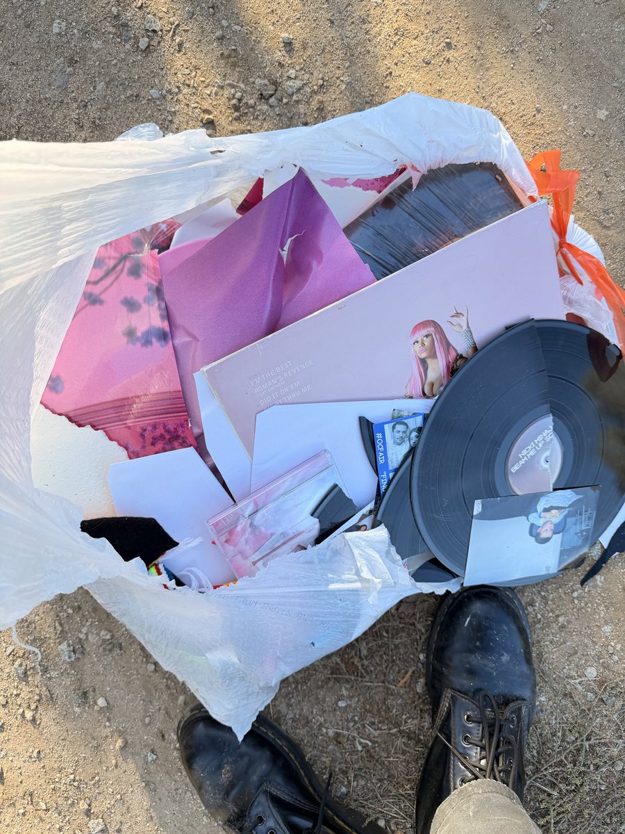 bxzzdxniell's tweet image. I feel such a heavy heart typing this. I’m not usually the type to bring my problems to social media, but as a barb, I was hoping for a space to vent. I’m not looking for sympathy. I just hope this brings awareness and reminds other Barbz that it’s okay to express ourselves.…