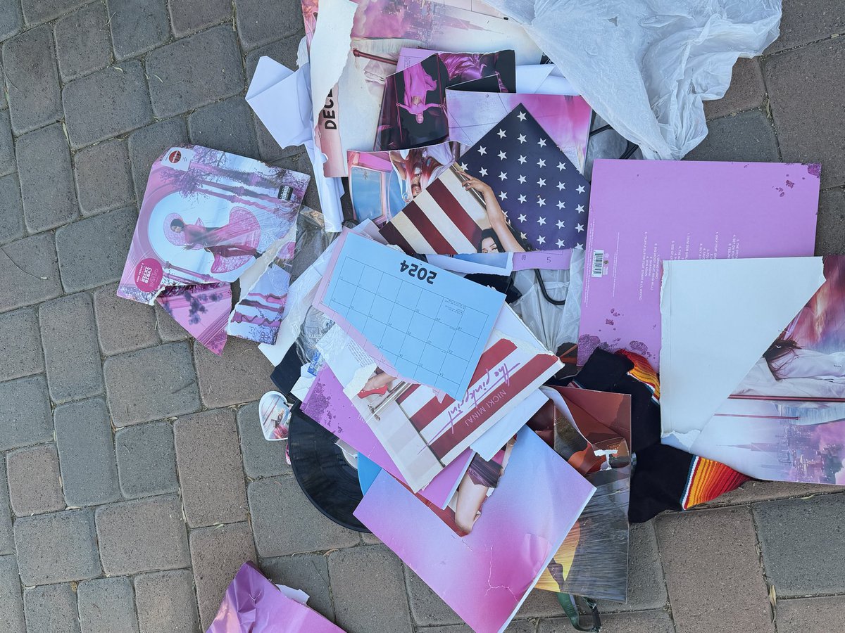 bxzzdxniell's tweet image. I feel such a heavy heart typing this. I’m not usually the type to bring my problems to social media, but as a barb, I was hoping for a space to vent. I’m not looking for sympathy. I just hope this brings awareness and reminds other Barbz that it’s okay to express ourselves.…