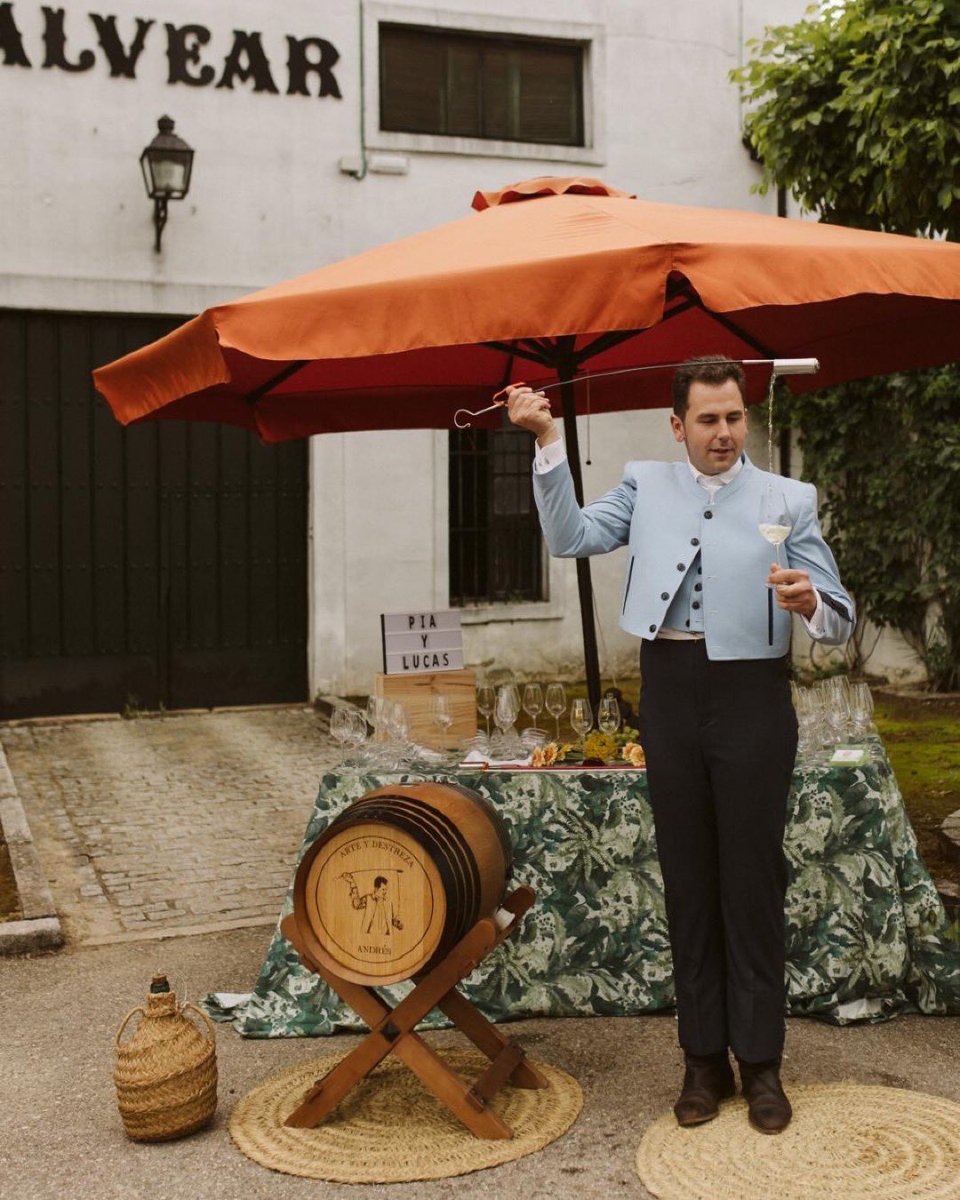 🗣️Algunas historias se escriben con palabras.
Otras, con raíces, memoria y emoción.
Hace seis meses, nuestra bodega fue el escenario de una celebración muy especial: la boda de Pía Martínez Giménez, descendiente de la familia fundadora de Bodegas Alvear, y Lucas Temboury Becerril