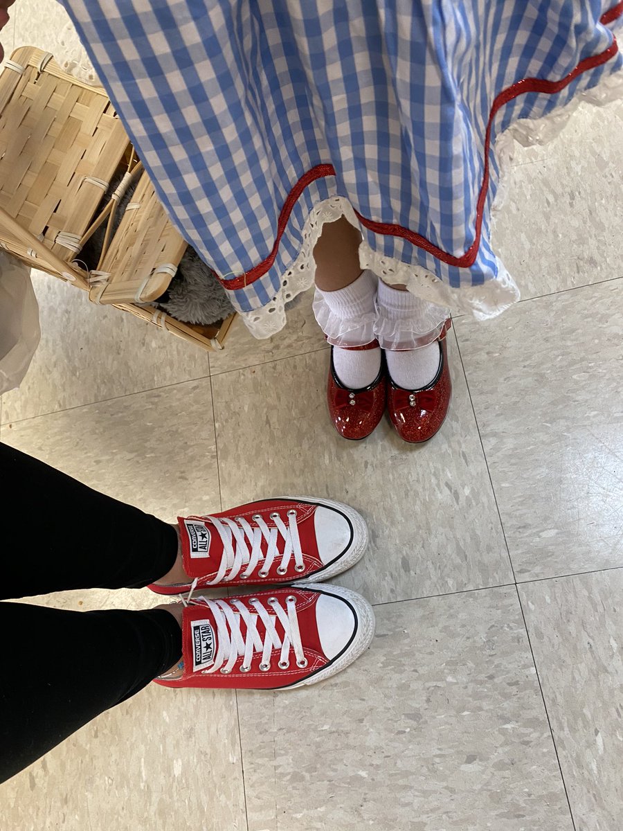 erinmarie8771's tweet image. Theres no place like home 👠🏡 #Halloween2025 #rubyreds