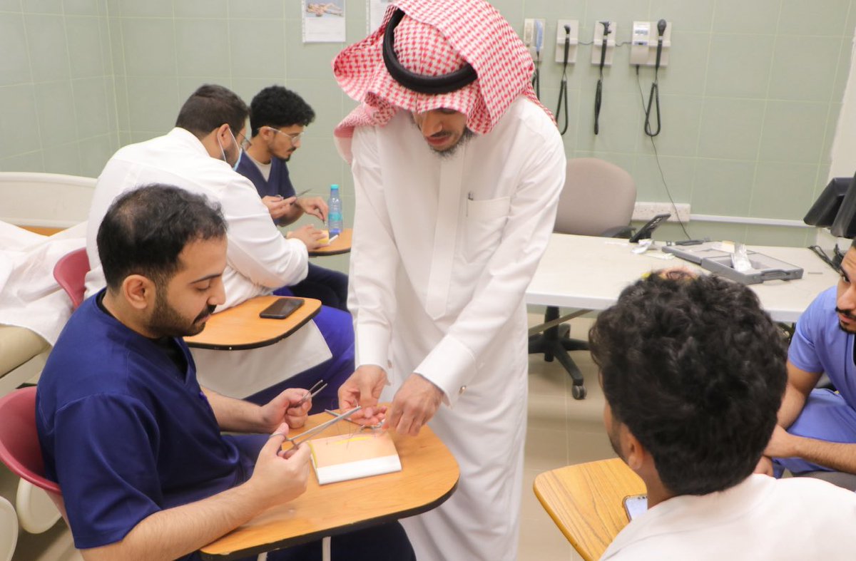 برعاية عميد كلية الطب، افتتح وكيل الكلية للدراسات العليا والبحث العلمي الدورات التدريبية التي نظمها قسم الجراحة لطلاب السنة الرابعة بالتعاون مع منصة ارتقاء، والتي تضمنت دورة الأدوات الجراحية الأساسية ودورة الغرز والخياطة الجراحية الأساسية.