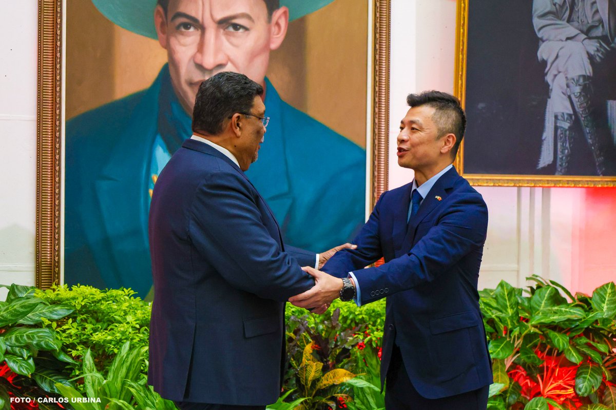 molotovdigital_'s tweet photo. #Ahor|| El nuevo Embajador de la República Popular China, señor Qu Yuhui, presentó sus Copias de Estilo al Co-canciller de #Nicaragua compañero Valdrack Jaentschke, para iniciar sus funciones plenamente en el país.
#MolotovDigital https://t.co/DF3Mb8IpJt