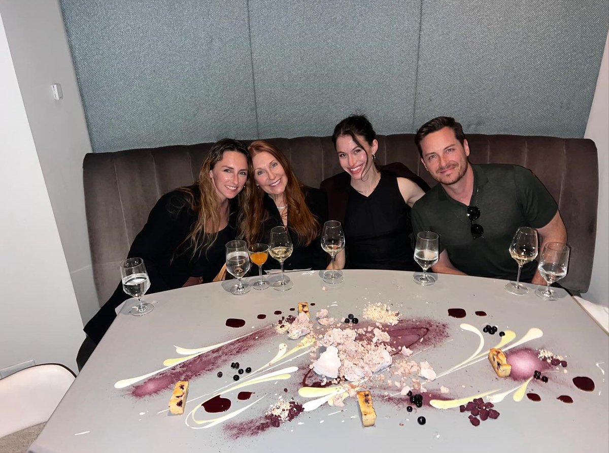 Ocelotl_Mx's tweet photo. 🫠 🫂💛
🤳JH©
#JesseLeeSoffer #JennaHindes #ShayneHindes
#TracySpiridakos #Family #Life #Love #WeLoveYouJesse #JayHalstead #LifeAfterPD #WesleyMitchell #WesMitchell https://t.co/RCGB0OP9rx