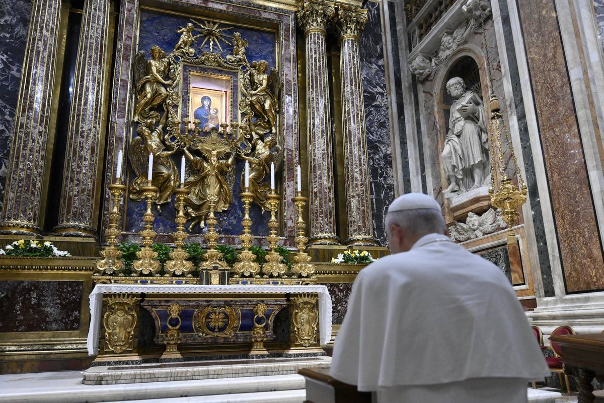 On his way out to Castel Gandolfo this evening, #PopeLeoXIV stopped to pray at the tomb of Pope Francis &amp; in the chapel with the icon Salus Populi Romani. (📸 Vatican Media)