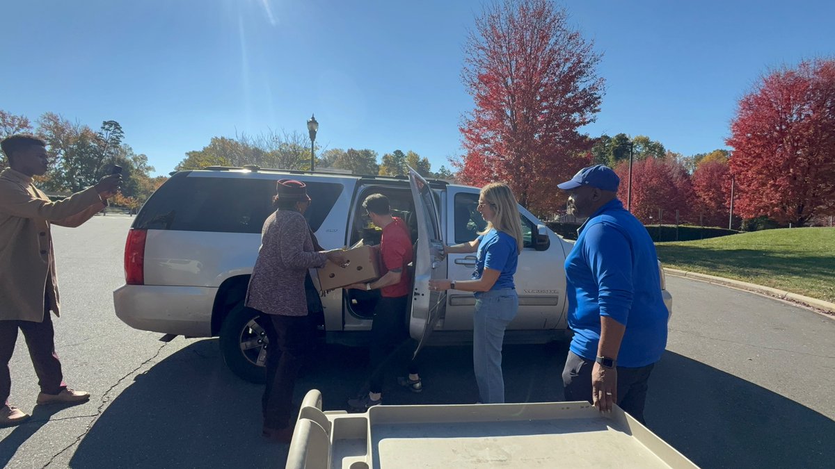 RepAdams's tweet image. I was proud to join @nourishupclt and @shmetrolina for today&apos;s Pop Up Food Share event, handing out food to hundreds of Charlotte-Mecklenburg families.

At this pivotal time, our food banks are stepping up but they shouldn&apos;t have to. It&apos;s time the USDA funds SNAP in November.