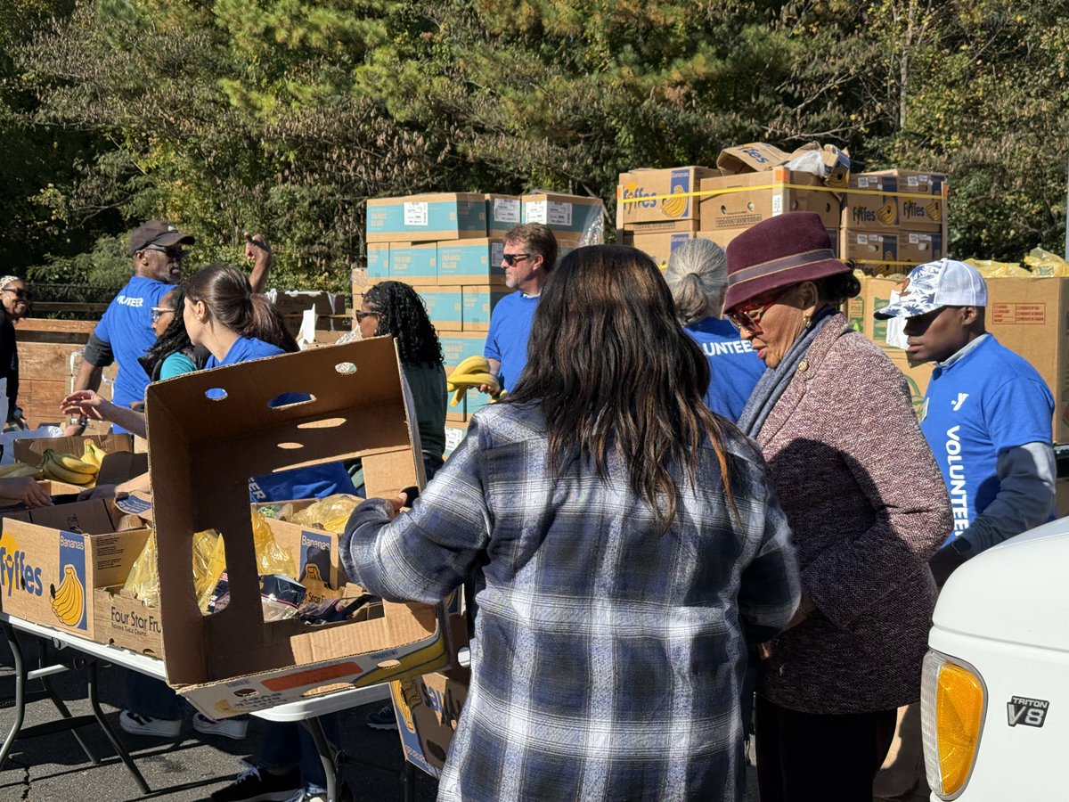 RepAdams's tweet image. I was proud to join @nourishupclt and @shmetrolina for today&apos;s Pop Up Food Share event, handing out food to hundreds of Charlotte-Mecklenburg families.

At this pivotal time, our food banks are stepping up but they shouldn&apos;t have to. It&apos;s time the USDA funds SNAP in November.