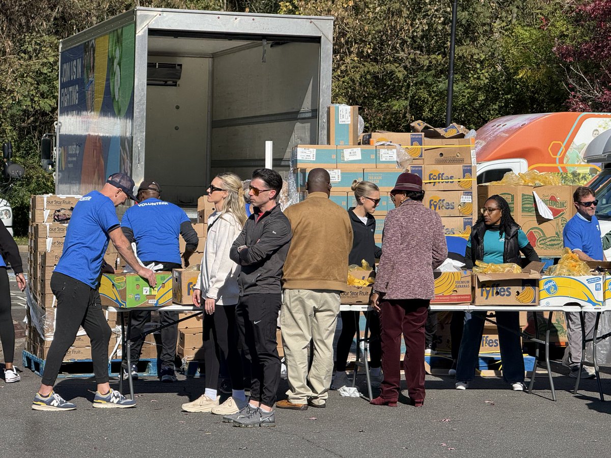 RepAdams's tweet image. I was proud to join @nourishupclt and @shmetrolina for today&apos;s Pop Up Food Share event, handing out food to hundreds of Charlotte-Mecklenburg families.

At this pivotal time, our food banks are stepping up but they shouldn&apos;t have to. It&apos;s time the USDA funds SNAP in November.