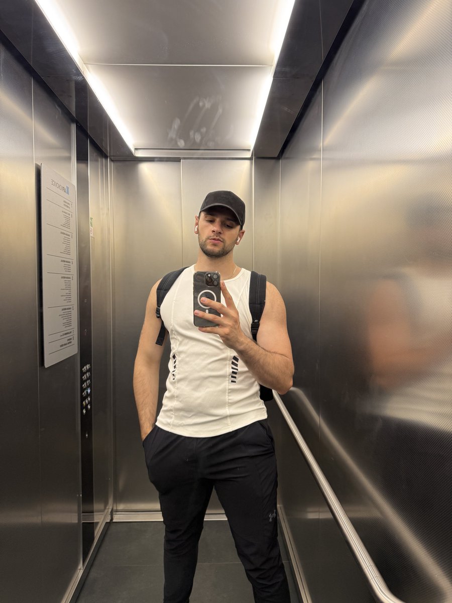 ItsYourBoyTTrap's tweet photo. Elevator selfie 🥰 https://t.co/TOyWoW66Zl