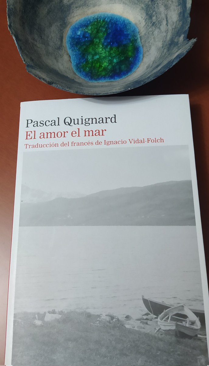 "Es tan difícil: acoger la felicidad. Cuando ésta surge, espontánea, sorpresiva, tensa, enloquecida, avasalladora, incomprensible, no hay que asustarse. Ante la felicidad no hay que palidecer, igual que ante el sufrimiento no hay que echarse a temblar".
Pascal Quignard