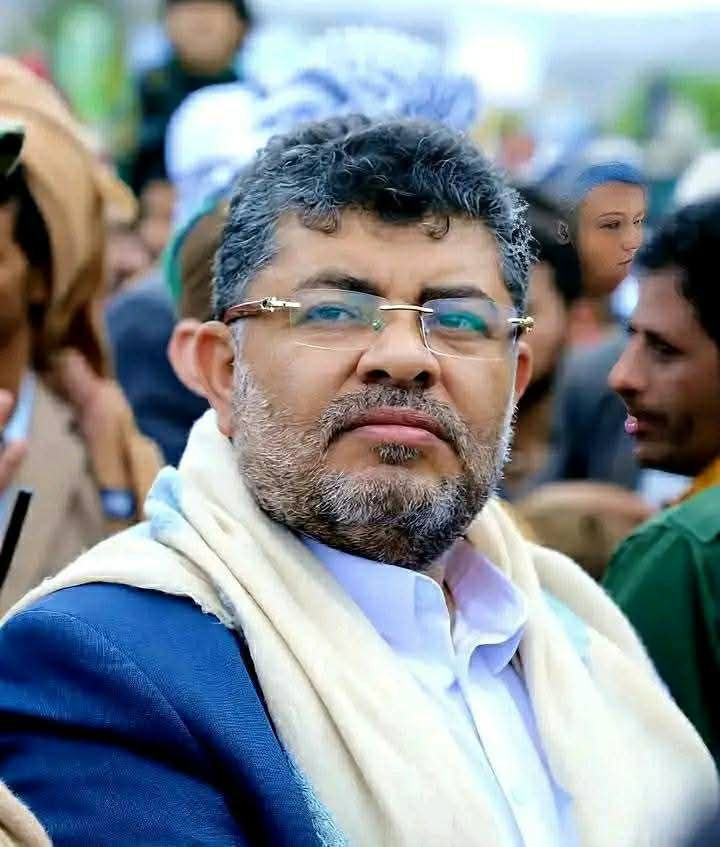 تحت نعليك ينهقُ الأدعياءُ 
ومن التاجِ لن ينالَ الحذاءُ 

لن يطالَ السماءَ أبترُ ساقٍ 
أين قاعُ الثرى وأين السماءُ 

فشلت حربُهم وكانت ضروسا 
أيُّ نصرٍ سيصنعُ السفهاءُ 

راجح عامر