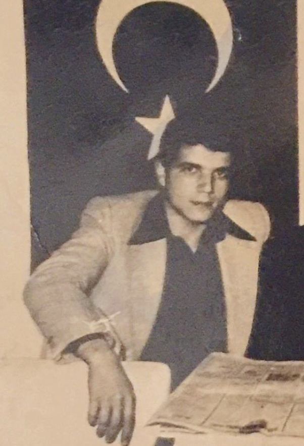 <a href="/vaybebune/">Raskolnikov</a> beni hep kavgalarımdan bildiler...
yarım bıraktığım okul,
bir bir tembihleyen anam,
sevdiğim kız, sevdiğimi bilmeyen kız.

beni hep kavgalarımdan bildiler...
ulus'ta bir kasım akşamıydı
ışığımı çaldı, kızıla çalan karanlık.
ak alnına, al kan damladı yiğidimin,
kahpece vurup,