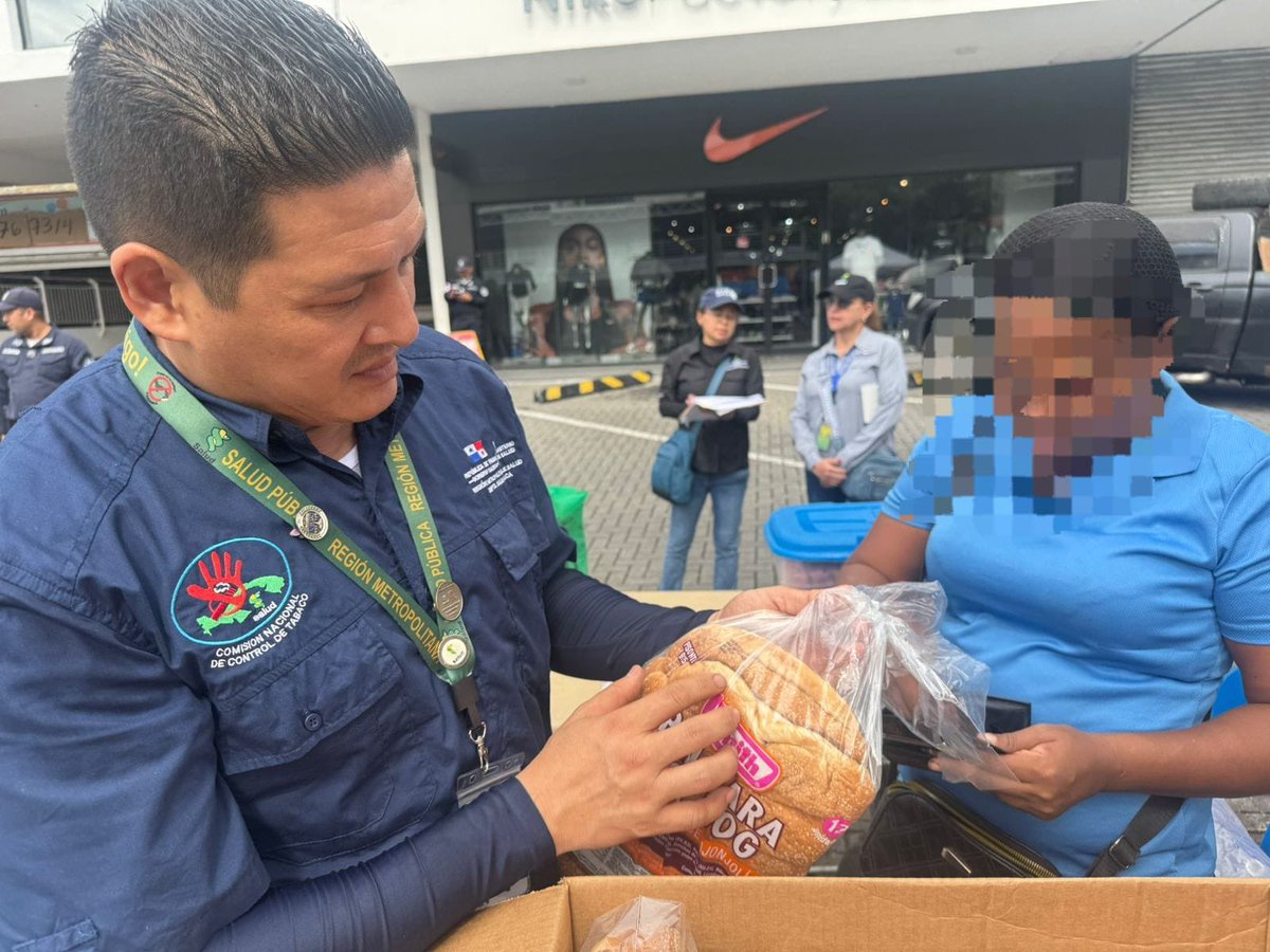 Personal de la Región Metropolitana de Salud realiza operativo de verificación de puestos de alimentos en las rutas del desfile, para asegurar el cumplimiento de las normas sanitarias. <a href="/MINSAPma/">Ministerio de Salud de Panamá</a>