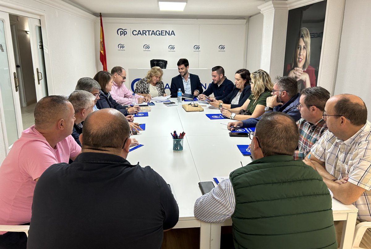 CartagenaPP's tweet photo. 📋 Nuestro secretario general, @JaudenesN, y la vicesecretaria, Paqui Martínez, se han reunido con los presidentes de las #JuntasMunicipales para coordinar las próximas actuaciones en los barrios y diputaciones.

🤝 Seguimos impulsando una #Cartagena más cercana y participativa. https://t.co/AE8tb1UpST