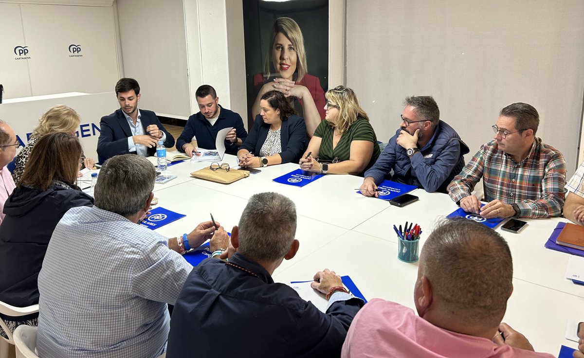 CartagenaPP's tweet photo. 📋 Nuestro secretario general, @JaudenesN, y la vicesecretaria, Paqui Martínez, se han reunido con los presidentes de las #JuntasMunicipales para coordinar las próximas actuaciones en los barrios y diputaciones.

🤝 Seguimos impulsando una #Cartagena más cercana y participativa. https://t.co/AE8tb1UpST