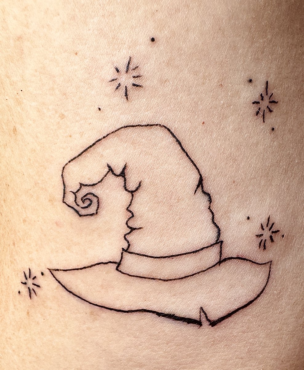 NyxTattooArt's tweet photo. A few days ago I told you I tattooed on real skin for the first time, my mom trusted me as my first client.
This photo was taken only a few hours after I finished it!
#tattoo #tattoojourney #firsttattoo #inked #tattooartist #tattoostudy https://t.co/chjPMC9CaW