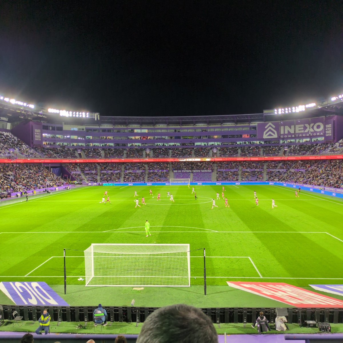Van ocho minutos de partido, y los dos mejores highlights los ha dejado la grada.

- "Nos tenía que patrocinar SEUR con tanto paquete."

- "A este le llevaba yo a trabajar conmigo."

Cuñadismo del bueno por Pucela.

Por cierto, las dos frases dirigidas a Latasa.