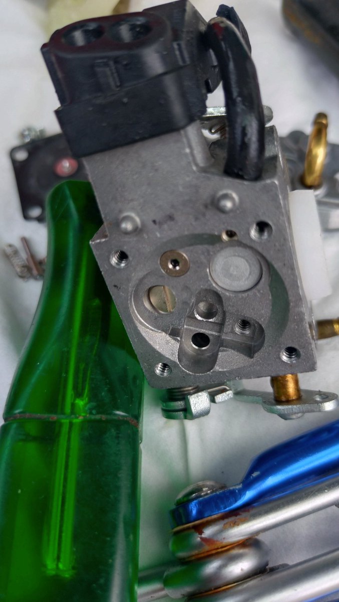 眠っていた #チェーンソー の整備と修理の依頼が増えてます。ブレーキが付いてないチェーンソーの整備と修理は、お断りしています。一家に1台は理想ですが、普段から整備をしておいて下さい。いざと言う時に動きません。整備不良は危険です。 
#取扱説明書の熟読 
#頭に叩き込んでね 
#整備不良危険