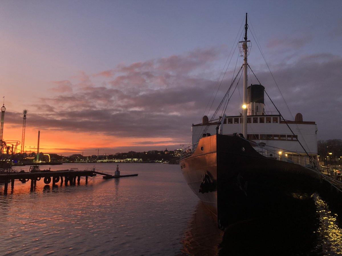 Varför inte ett foto på isbrytaren Sankt Erik från år 1915 i soluppgång 🚢 

Ett av Sjöhistoriska museets fantastiska museifartyg

#Sjöhistoriska