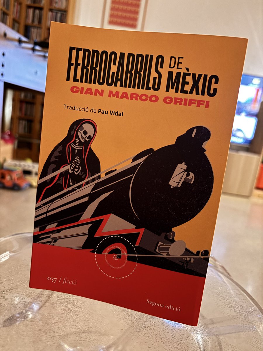 Amb això estic i m’ho estic passant molt i molt bé. Si us trobeu orfes de lectures, no ho dubteu. #FerrocarrilsDeMèxic de #GianMarcoGriffi, editada per <a href="/SegonaPeriferia/">La Segona Perifèria</a> i traduïda per en  <a href="/pauetvidal/">Pau Vidal</a> 🤓. Un goig tot plegat