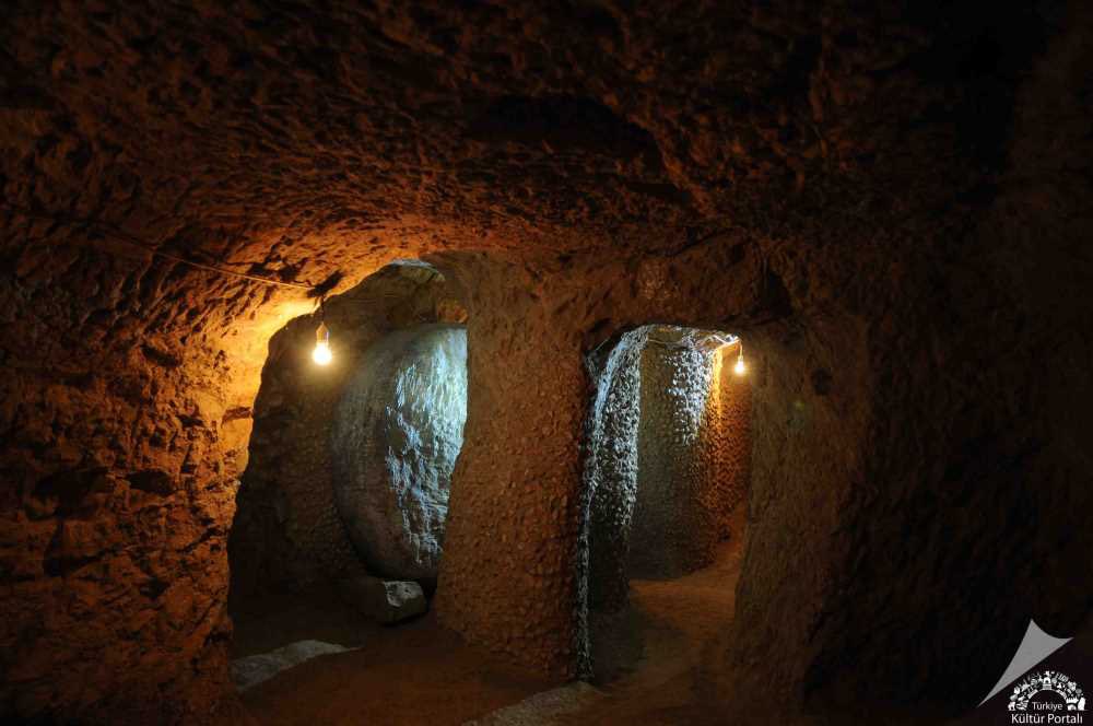 Aydıntepe 📍 yeraltı şehirleri çok gizemli geliyor bana. Komplo teorilerine ve hikayelerine de inanmak istiyorum aslında. Anunakiler nerdesiniz ayol #mandalradyo