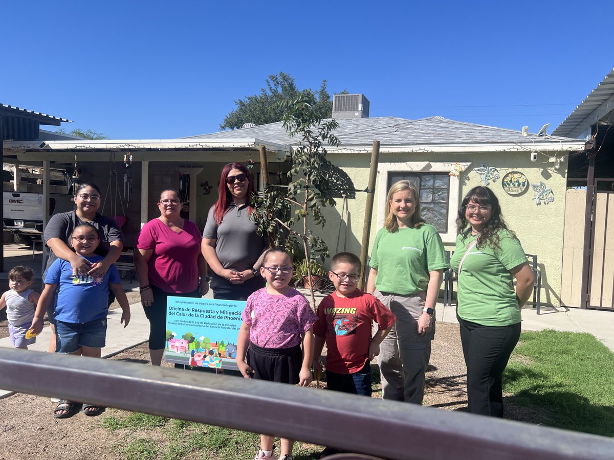Last month, more than 300 trees were planted for Phoenix residents through our Community Canopy Grant program. We appreciate the amazing support from our Mayor and City Council members. Thank you West Coast Arborists and Dusty Landscaping for planting these beautiful trees.